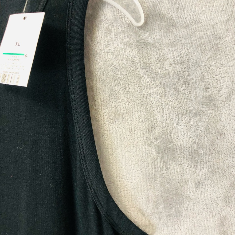 Elegant Black Sleeveless Dress - Picture 4 of 10